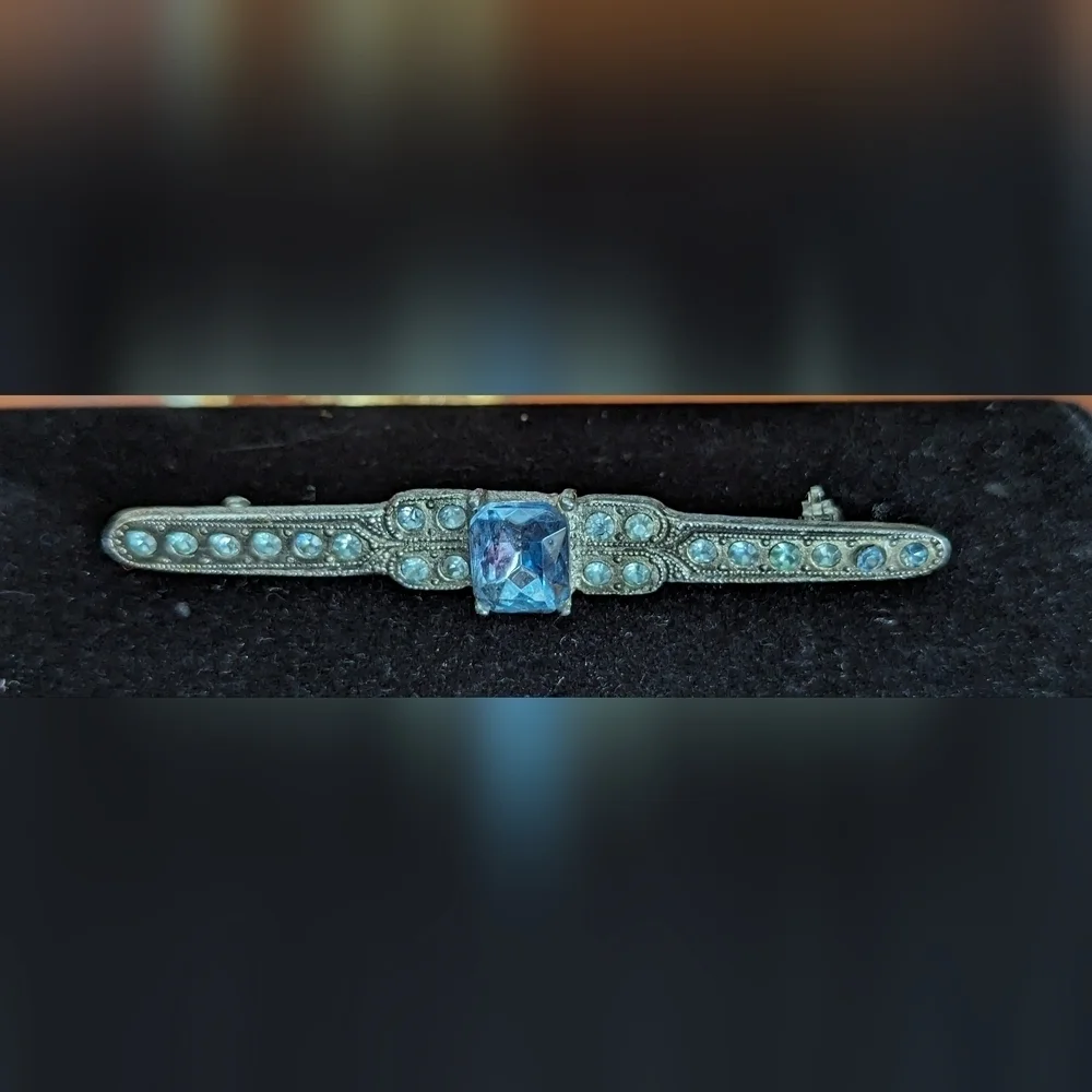 🩵 vintage style bar pin silver tone blue glass in center unsigned brooch